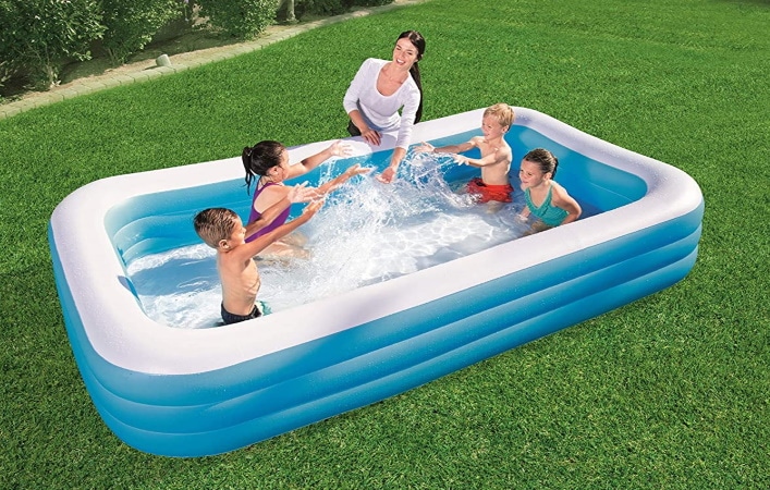 Piscine gonflable rectangulaire pour enfants petits et grands, bain en famille, BESTWAY plastique bleu et blanc gonflé à l'air avant mise en eau top5